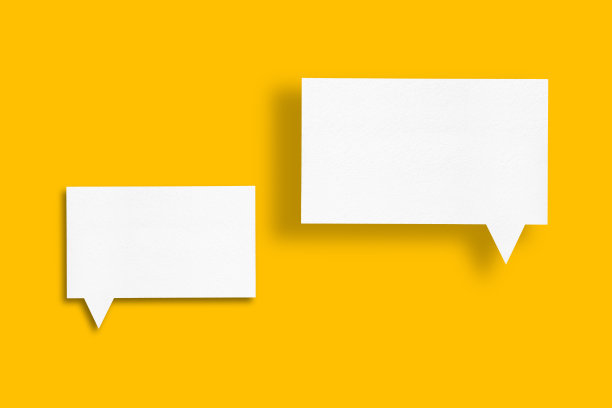 演讲气球形状的白纸孤立在黄色背景上图片下载
