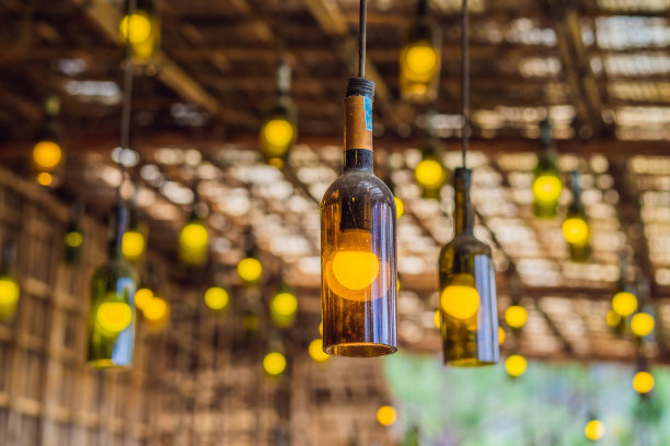 用空酒瓶做成的漂亮的复古灯装饰。健美的图片下载