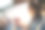 在一个阳光明媚的日子里，美丽的卷发女人坐在汽车的前座上用笔记本电脑工作。远程放松。休闲、旅游、旅游。公路旅行。图片下载