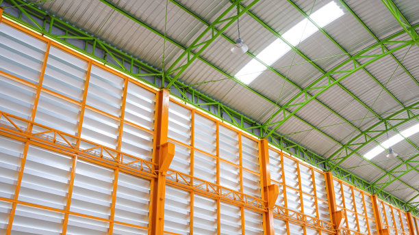 现代仓库内部采用金属屋顶结构的铝百叶墙图片下载