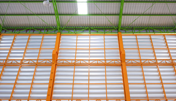 从下面的铝百叶墙与金属屋顶结构的现代仓库建筑内部图片下载