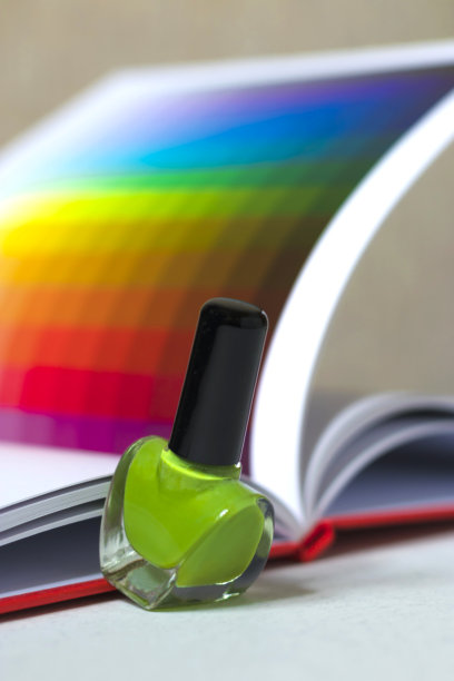 明亮的指甲油在调色板的背景颜色。美容产品的概念。美容行业的美甲和足疗。垂直位置。图片下载
