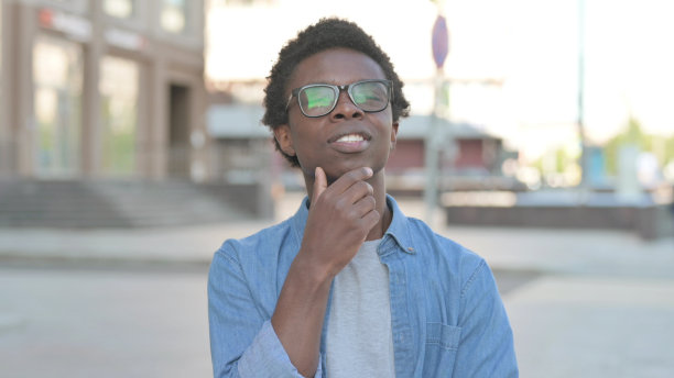 沉思的非洲青年在户外思考图片下载