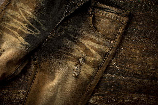 近距离观看一条棕色修身牛仔裤图片下载