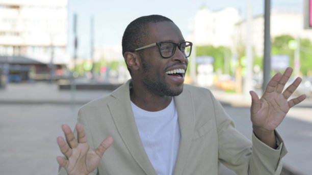 快乐的非洲人在户外跳舞，感觉很兴奋图片下载