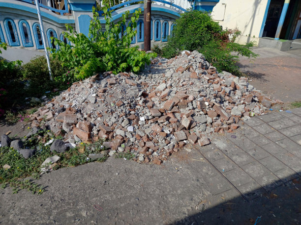 被拆毁的墙或被拆毁的建筑物堆积起来图片下载