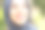 迷人的穆斯林妇女微笑与放松的表情图片下载
