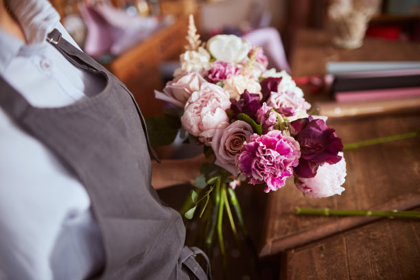 粉红色花束与牡丹，康乃馨和玫瑰图片下载