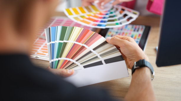 设计师在工作室讨论和选择室内颜色时的手图片下载