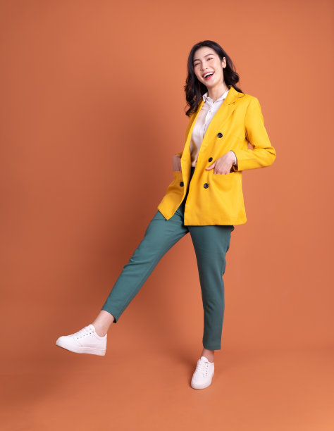 背景是年轻亚洲女性的完整长度照片图片下载