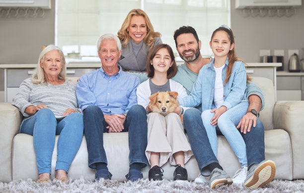 一家人一起坐在沙发上的照片图片下载