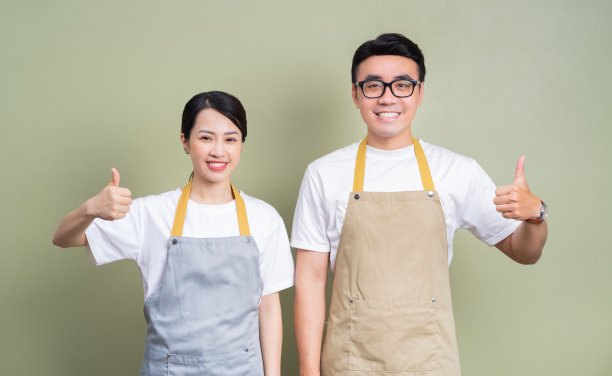 背景是两名亚洲员工的照片图片下载