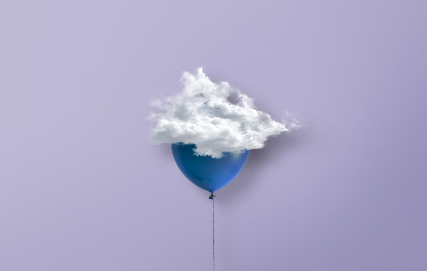 彩色气球在云间的空中飞翔，创意梦幻的想象创意图片下载