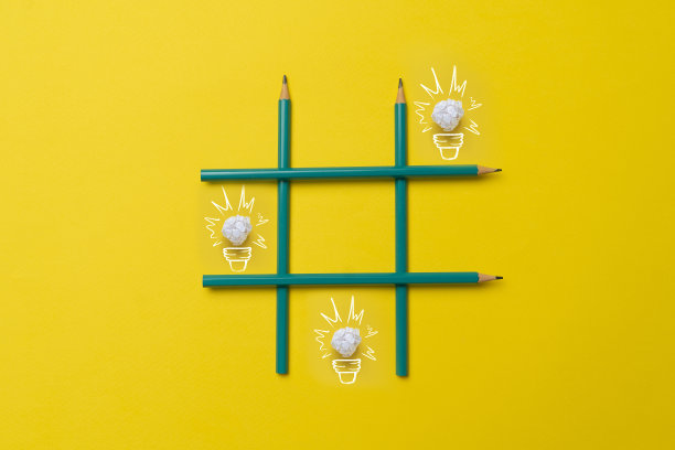 用蜡笔在柔和的背景上画出的格子纸灯泡的简单创意图片下载