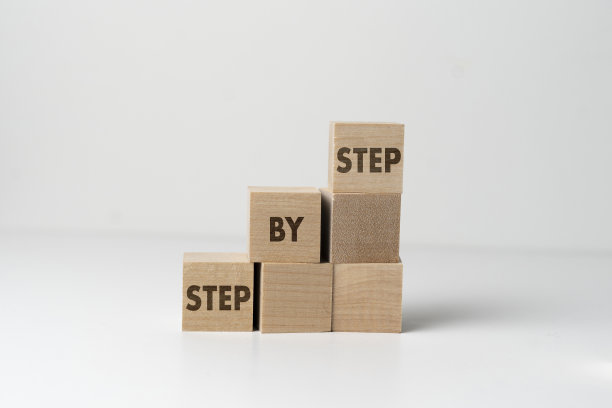 木块块带有“循序渐进”的文字，个人成长理念图片下载