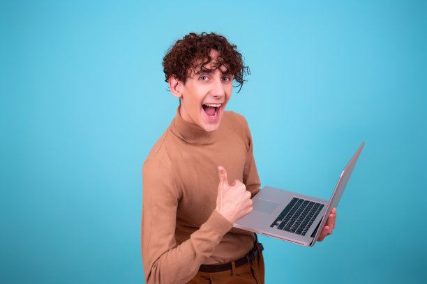 带着笔记本电脑的快乐有趣的学生。图片下载