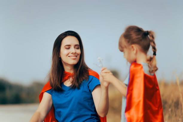超级妈妈从她爱的女儿那里收到一束花图片下载