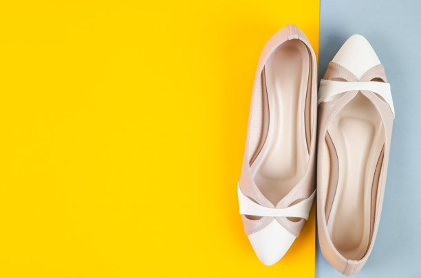 现代女性鞋与复制空间在黄色背景。图片下载