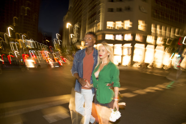 两个人晚上走在街上的长曝光照片图片下载