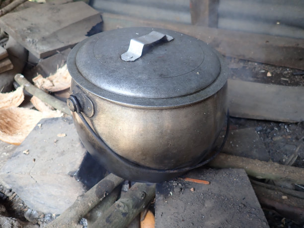 铝制电饭锅在木烧炉上图片下载