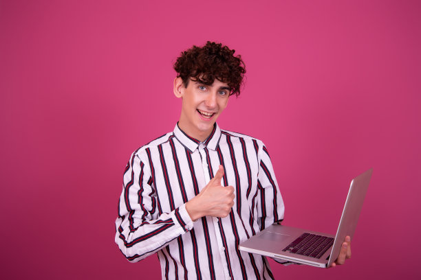 带着笔记本电脑的快乐有趣的学生。图片下载