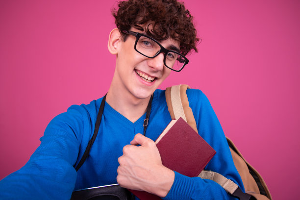 年轻迷人的学生拿着一本书。图片下载