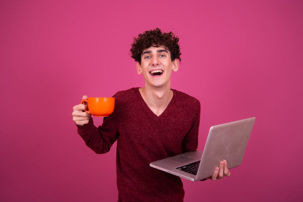 带着笔记本电脑的快乐有趣的学生。图片下载