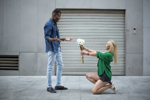 金发女人跪着给一个非洲男人送花图片下载