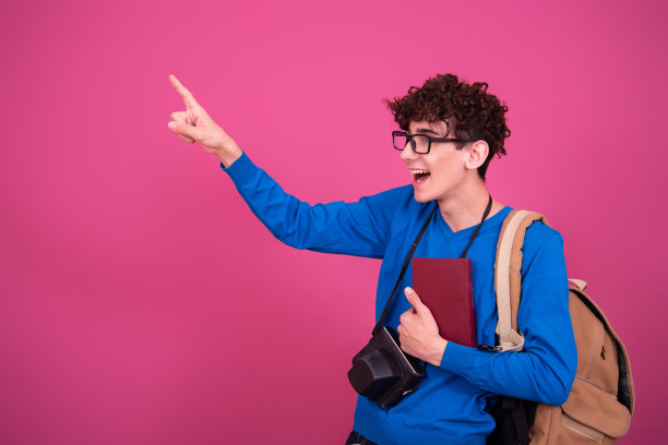 年轻迷人的学生拿着一本书。图片下载