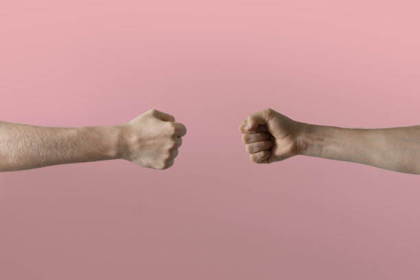 两个人碰了一下拳头，友谊和关系的概念图片下载