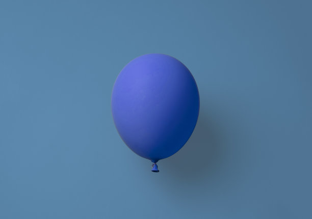 简单的单色气球孤立在柔和的背景图片下载