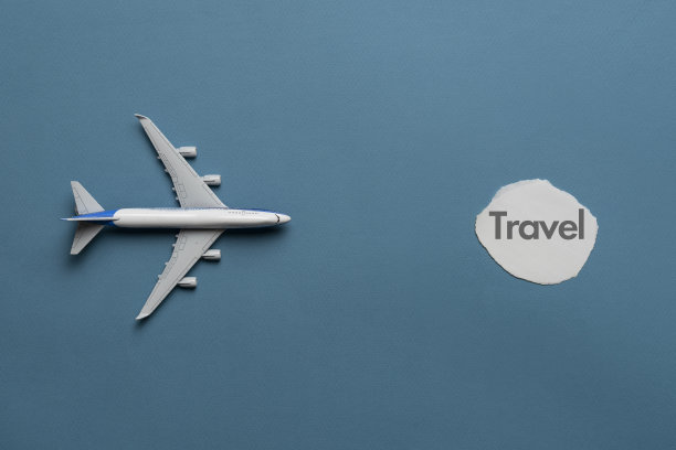 迷你飞机的俯视图，上面有一张写着“旅行”的纸图片下载