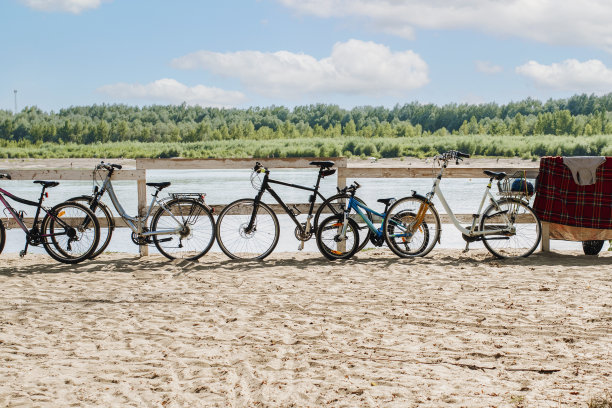 沙滩上的自行车与俯瞰湖图片下载