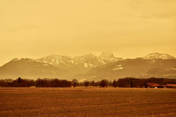 沙尘暴，又称沙尘暴，是干旱和半干旱地区常见的气象现象。图片下载