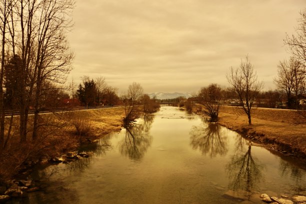 沙尘暴，又称沙尘暴，是干旱和半干旱地区常见的气象现象。图片下载
