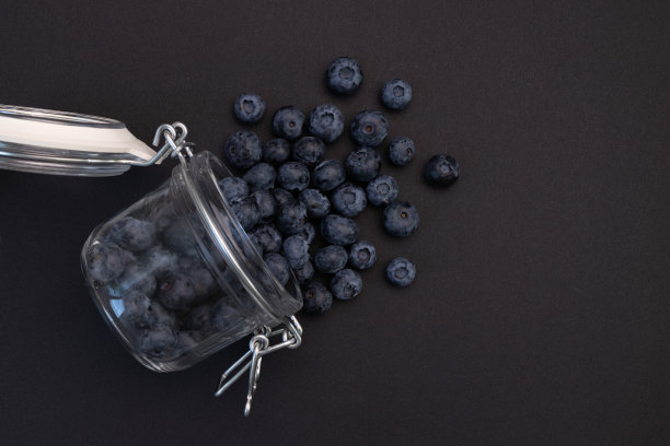 蓝莓在玻璃罐中分离，黑色图片下载