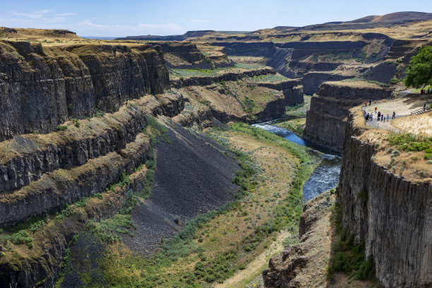 强大而美丽的帕卢斯瀑布将其强大的水流倾泻在华盛顿东部一条峡谷旁的斯内克河流域。图片下载