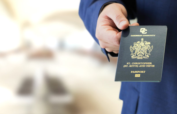 商人持有圣基茨和尼维斯护照在机场图片下载