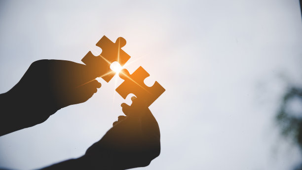 妇女的手连接拼图的特写图片下载