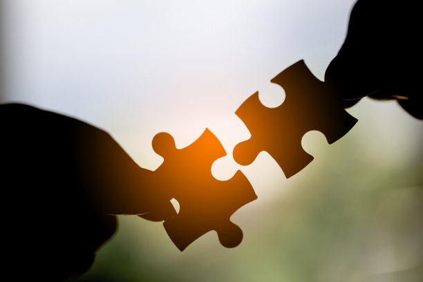 妇女的手连接拼图的特写图片下载