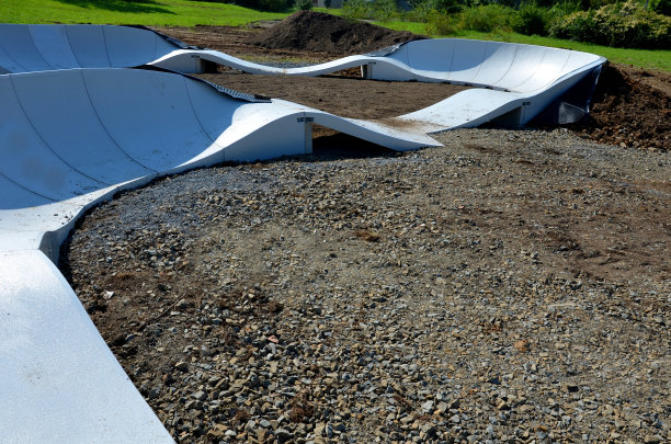 用泵向上和向下移动代替踏板和反弹来移动自行车，踏板车，滑板和直排轮滑沿模块化泵轨道轨道图片下载