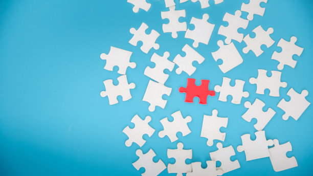 未完成的白色拼图碎片在蓝色背景图片下载