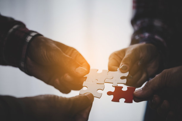 手拿一块空白的拼图进行团队合作图片下载