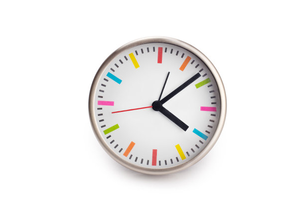白色挂钟上是四点图片下载