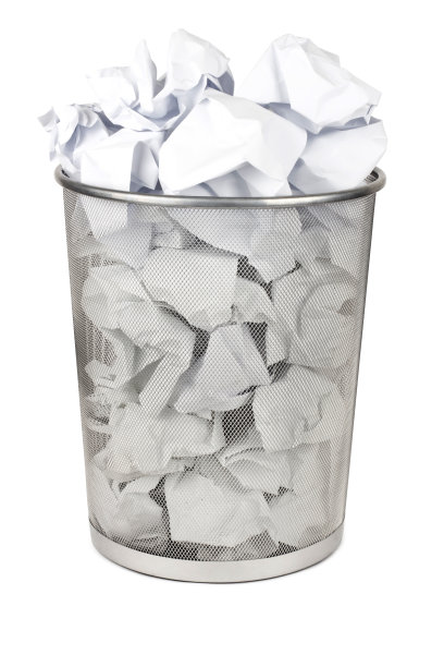 装纸的金属垃圾桶图片下载