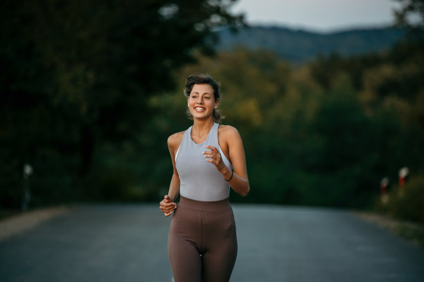 走出屋子，开始慢跑图片下载