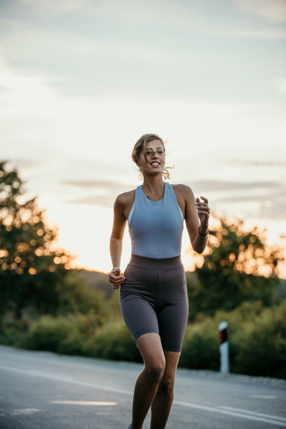 微笑着在大自然中奔跑图片下载