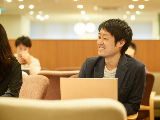 一个微笑着开会的男人图片下载