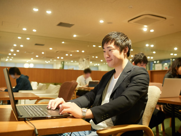 在公用办公室工作的亚洲人图片下载