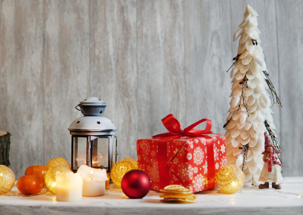 圣诞节的内部。灯笼，圣诞树，礼物，球图片下载